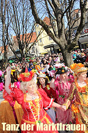 Alljährlicher Höhepunkt ist der Tanz der Marktweiber auf dem Viktualienmarkt am Faschingsdienstag, 08.03.2011 (Foto: Martin Schmitz)